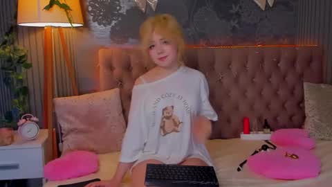 Snapshot of emilyangels chatting on 01/12/26, 06:51 Baby Emelli online show from 01/12/26, 06:51