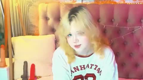 Snapshot of emilyangels chatting on 05/21/26, 06:20 Baby Emelli online show from 05/21/26, 06:20