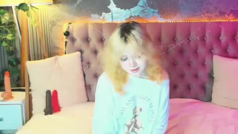 Snapshot of emilyangels chatting on 05/25/26, 06:08 Baby Emelli online show from 05/25/26, 06:08