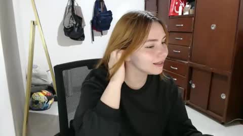 Snapshot of emilycute_18 chatting on 09/18/25, 06:21 emily online show from 09/18/25, 06:21