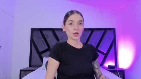 Snapshot of emilyevanss1_ chatting on 10/04/25, 05:05 Emily online show from 10/04/25, 05:05