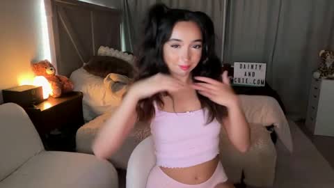 Snapshot of emilyfawn chatting on 05/25/26, 04:07 emilyfawn online show from 05/25/26, 04:07