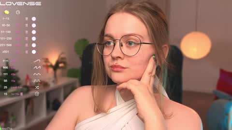 Snapshot of emilyforelsket chatting on 01/03/25, 12:30 Emily online show from 01/03/25, 12:30