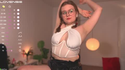 Snapshot of emilyforelsket chatting on 01/05/25, 03:23 Emily online show from 01/05/25, 03:23