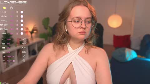 Snapshot of emilyforelsket chatting on 01/16/25, 12:09 Emily online show from 01/16/25, 12:09