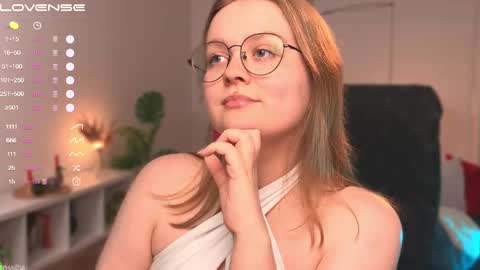 Snapshot of emilyforelsket chatting on 02/09/25, 12:19 Emily online show from 02/09/25, 12:19