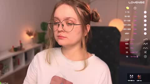 Snapshot of emilyforelsket chatting on 03/03/25, 01:42 Emily online show from 03/03/25, 01:42