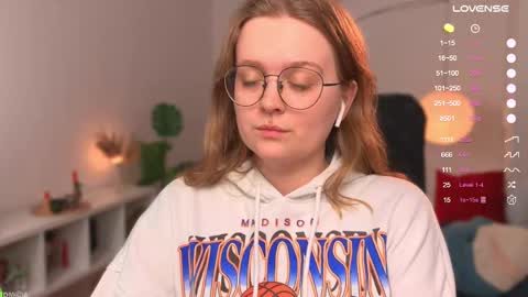 Snapshot of emilyforelsket chatting on 03/04/25, 12:01 Emily online show from 03/04/25, 12:01