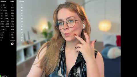 Snapshot of emilyforelsket chatting on 10/19/25, 12:17 Emily online show from 10/19/25, 12:17