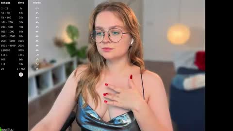 Snapshot of emilyforelsket chatting on 11/04/25, 12:15 Emily online show from 11/04/25, 12:15