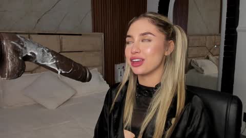 Emily Hendrix online show from 01/11/25, 05:10