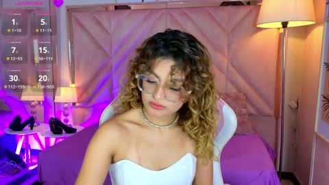 Snapshot of emilyjonesss_ chatting on 04/07/26, 08:20 Emilyjonnes online show from 04/07/26, 08:20