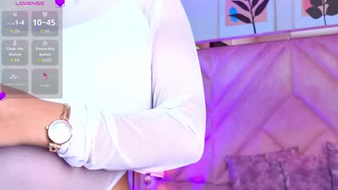 Snapshot of emilyjonesss_ chatting on 04/14/26, 09:32 Emilyjonnes online show from 04/14/26, 09:32