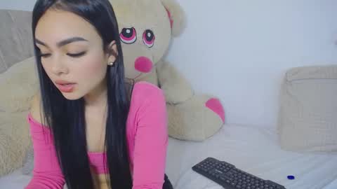 Snapshot of emilylittle___ chatting on 11/07/25, 01:44 EMI online show from 11/07/25, 01:44