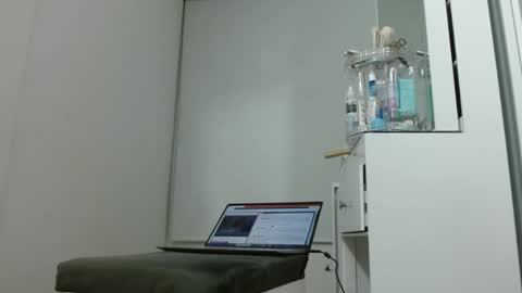 Snapshot of emilymonrro chatting on 02/02/25, 02:06 emily monrro online show from 02/02/25, 02:06