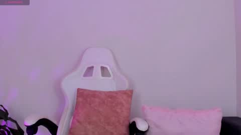 Snapshot of emilyrive chatting on 10/27/25, 10:14 Emily online show from 10/27/25, 10:14