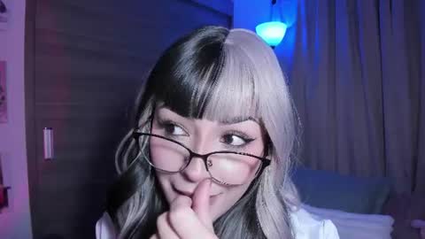 Snapshot of emilyrosss_ chatting on 06/12/26, 03:27 EMILY online show from 06/12/26, 03:27