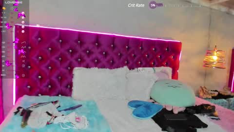 Snapshot of emilysander_ chatting on 12/18/24, 01:26 Emily online show from 12/18/24, 01:26