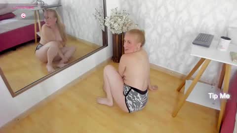 Snapshot of emilysumer chatting on 12/26/24, 02:33 Summer 3 online show from 12/26/24, 02:33