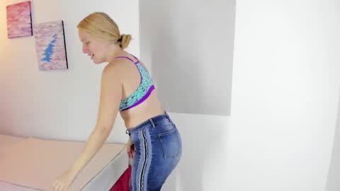 Snapshot of emilysumer chatting on 02/13/25, 10:00 Summer 3 online show from 02/13/25, 10:00