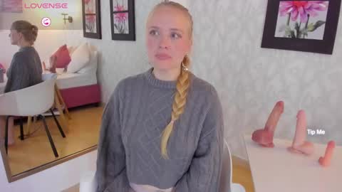 Snapshot of emilysumer chatting on 02/23/25, 10:17 Summer 3 online show from 02/23/25, 10:17