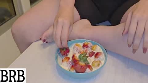 Snapshot of emilysumer chatting on 11/17/25, 02:12 Summer 3 online show from 11/17/25, 02:12