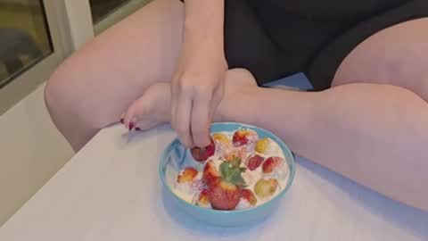 Snapshot of emilysumer chatting on 11/30/25, 01:37 Summer 3 online show from 11/30/25, 01:37