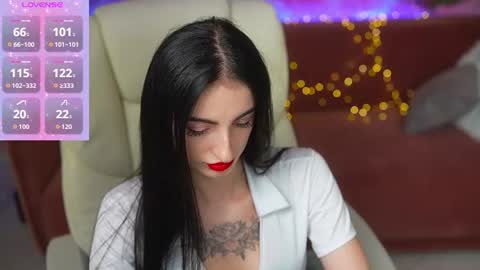 Snapshot of emilyymoon chatting on 06/19/26, 01:48 emilyymoon online show from 06/19/26, 01:48
