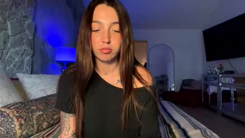 Snapshot of emilyyyt chatting on 04/21/26, 10:12 Emily online show from 04/21/26, 10:12