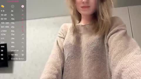 Snapshot of eminemswife chatting on 10/04/25, 10:52 Nadya online show from 10/04/25, 10:52