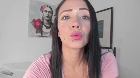 Snapshot of emiril chatting on 09/10/25, 05:24 L i a    time online 7am - 1pm Gtm-5  online show from 09/10/25, 05:24