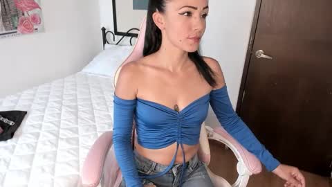 Snapshot of emiril chatting on 10/20/25, 06:30 L i a    time online 7am - 1pm Gtm-5  online show from 10/20/25, 06:30