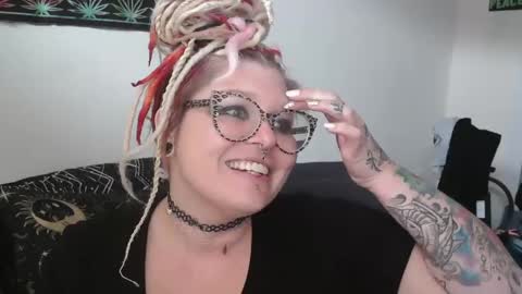 Snapshot of emma4269 chatting on 01/08/25, 03:50 emma lotacurves online show from 01/08/25, 03:50