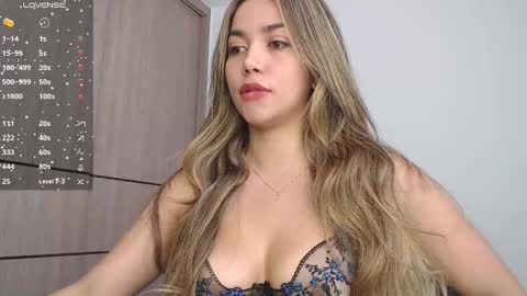 Snapshot of emma_aaa chatting on 12/07/24, 01:40 Rocio online show from 12/07/24, 01:40