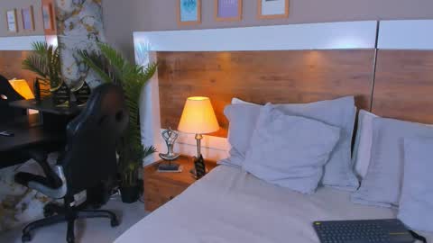 Snapshot of emma_bakker_ chatting on 03/24/26, 10:20 Emma online show from 03/24/26, 10:20