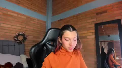 Snapshot of emma_belley chatting on 06/13/26, 07:12 Hey Im EmmaHelp me reach 100 likes online show from 06/13/26, 07:12