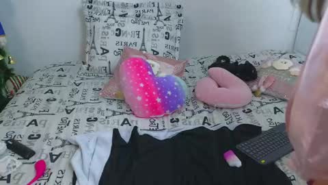 Snapshot of emma_blue_ chatting on 12/27/24, 01:00 Emma Blue modelo independiente online show from 12/27/24, 01:00