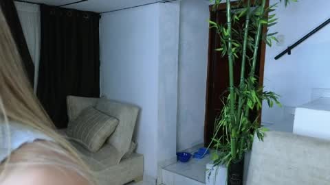 Snapshot of emma_blue_ chatting on 04/06/26, 04:46 Emma Blue modelo independiente online show from 04/06/26, 04:46