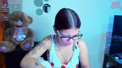 Snapshot of emma_boo_ chatting on 05/15/26, 02:02 emma_boo_ online show from 05/15/26, 02:02