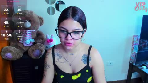 Snapshot of emma_boo_ chatting on 05/17/26, 02:02 emma_boo_ online show from 05/17/26, 02:02