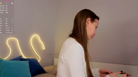 Snapshot of emma_clon chatting on 04/14/26, 01:44 Emma online show from 04/14/26, 01:44