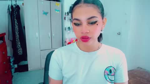 Snapshot of emma_diva chatting on 10/18/25, 11:05 emma online show from 10/18/25, 11:05