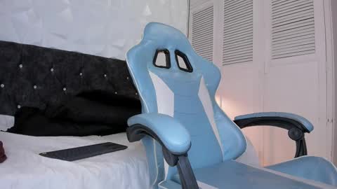 emma_dl2 online show from 02/10/25, 08:21