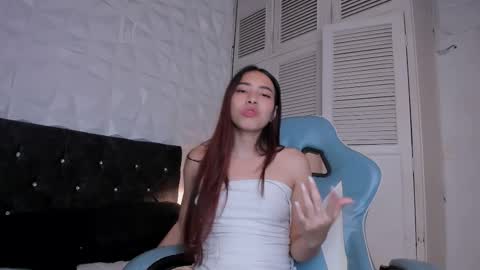 Snapshot of emma_dl2 chatting on 03/09/25, 08:31 emma_dl2 online show from 03/09/25, 08:31