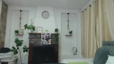 Snapshot of emma_hassani chatting on 04/20/26, 02:09 Tell me Emma online show from 04/20/26, 02:09