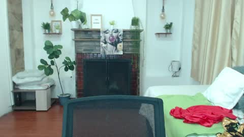 Snapshot of emma_hassani chatting on 04/21/26, 01:50 Tell me Emma online show from 04/21/26, 01:50