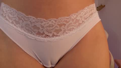 Snapshot of emma_hg1 chatting on 01/18/25, 06:34 the girl of your dreams online show from 01/18/25, 06:34