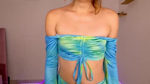 Snapshot of emma_hg1 chatting on 02/21/25, 12:28 the girl of your dreams online show from 02/21/25, 12:28