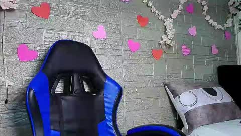 Snapshot of emma_honey__ chatting on 12/05/25, 02:09 Emma Miel online show from 12/05/25, 02:09