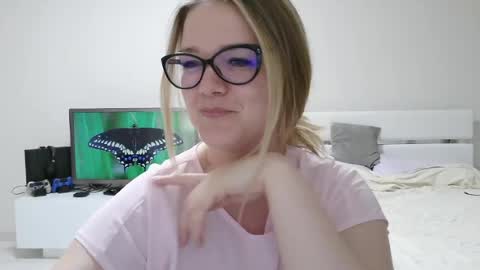 Snapshot of emma_misty_ chatting on 04/15/26, 08:20 emma_misty_ online show from 04/15/26, 08:20